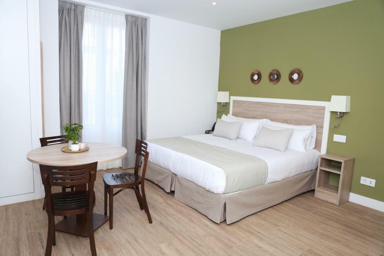 New Point Opera Aparthotel Madrid Bagian luar foto